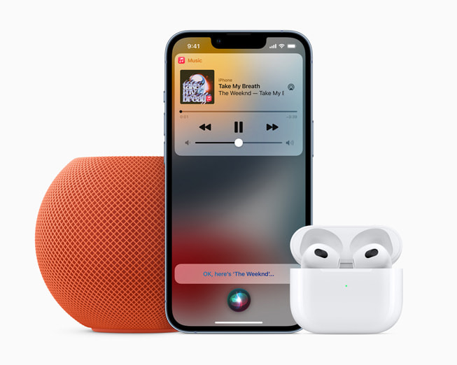 HomePod mini 配合 iPhone 13 和 AirPods（第三代）使用 Apple Music 声控。