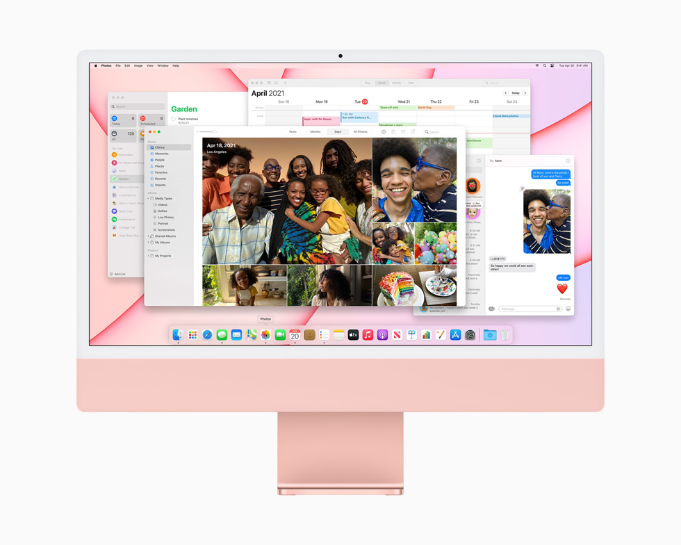 一台粉色 iMac 的屏幕上打开了多个 app，展示 M1 芯片与 macOS 的强大性能表现。