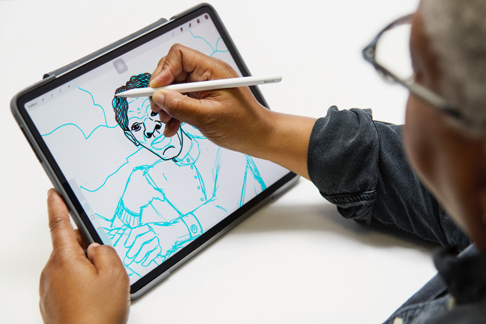 艺术家 Ajuan Mance 使用 Apple Pencil 在 iPad 上作画。