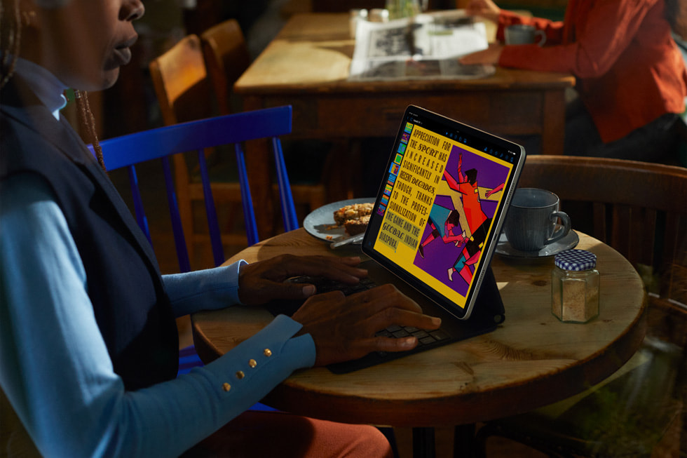 一位女士正在使用配备键盘式智能双面夹的 iPad Pro。