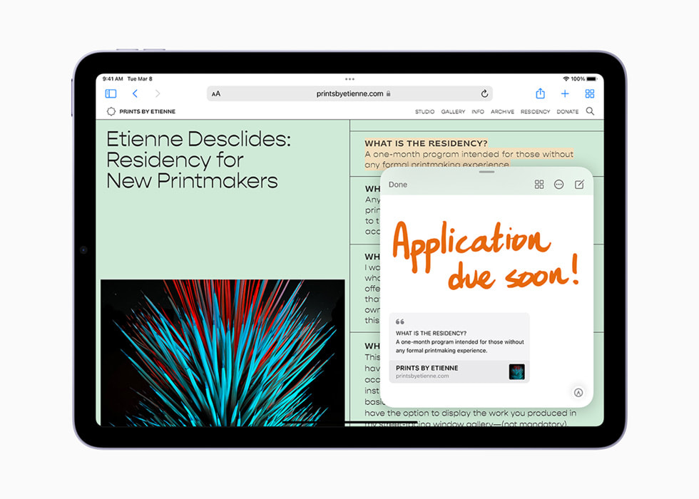 在新款 iPad Air 上展示 iPadOS 15 中的快速备忘录功能。