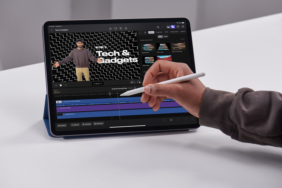 一名用户在 iPad 版 Final Cut Pro 中使用 Apple Pencil。