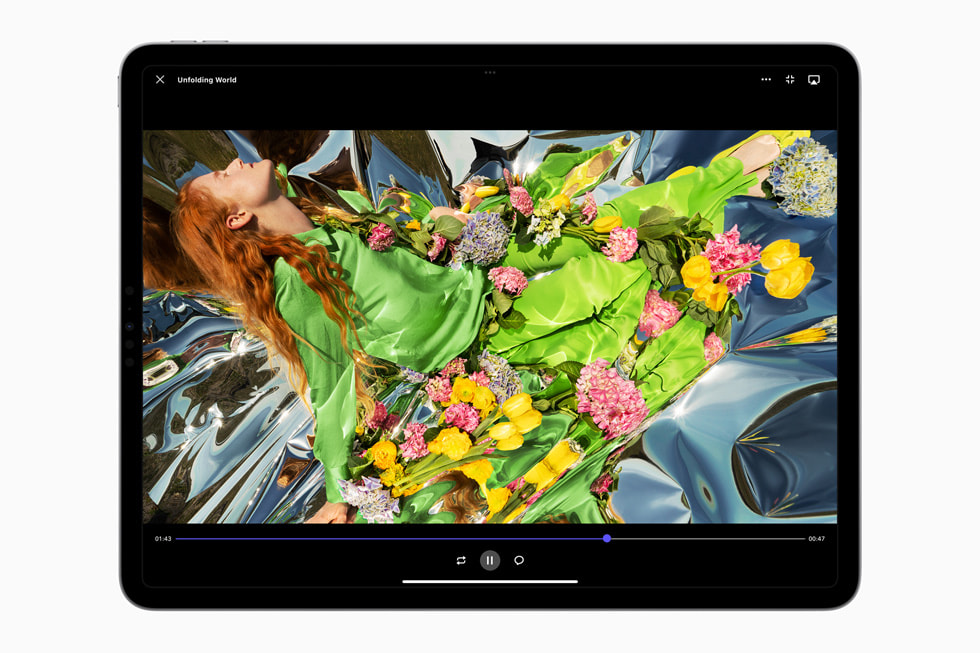 运行 iPadOS 16 的 iPad Pro 在 Frame.io 中使用参考模式。