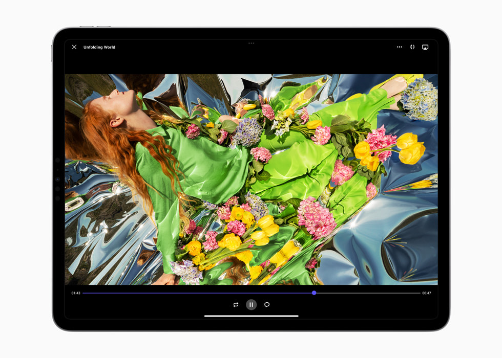 新款 12.9 英寸 iPad Pro 上，Frame.io 正在使用 Reference Mode。