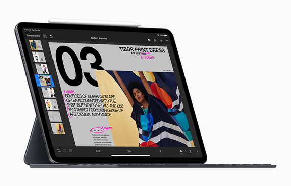 iPad Pro 搭配 Apple Pencil 和键盘式智能双面夹。