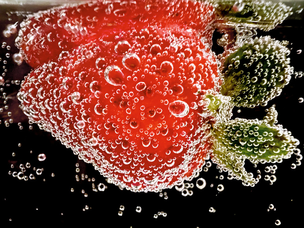 Ashley Lee 使用 iPhone 13 Pro 拍摄的获奖作品近距离展示了被苏打水气泡包裹的草莓。