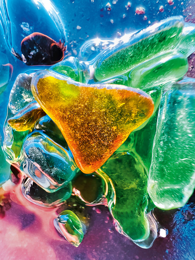 Guido Cassanelli 使用 iPhone 13 Pro 拍摄的获奖作品展示了意大利海滩上色彩缤纷的海玻璃。