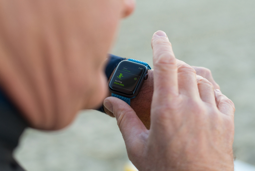Leason 在自己的 Apple Watch Series 4 上开始冲浪训练。
