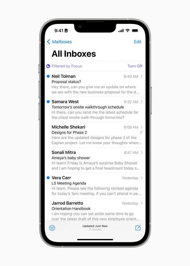 一名用户的邮件 app 收件箱显示出用户正在使用专注模式过滤邮件。