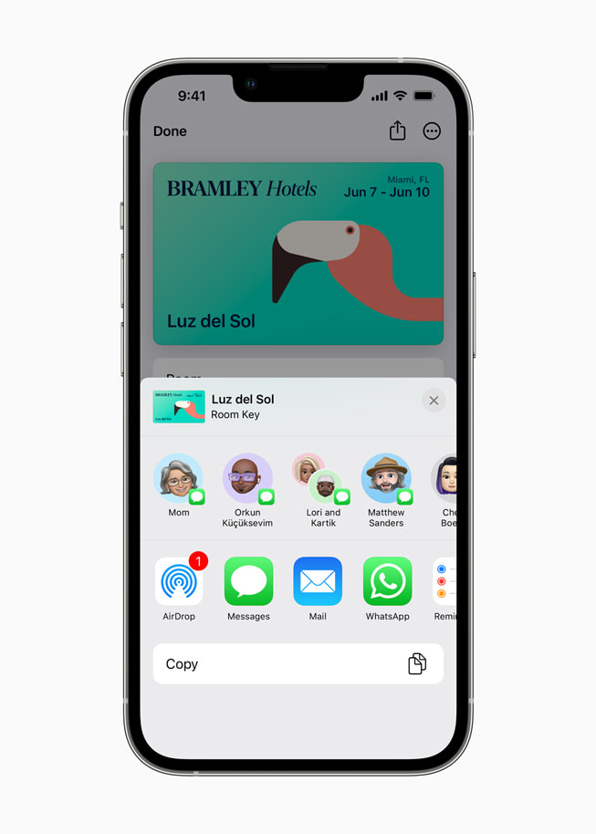 一台 iPhone 的屏幕上显示着用户可以电子方式共享酒店门禁卡的选项。