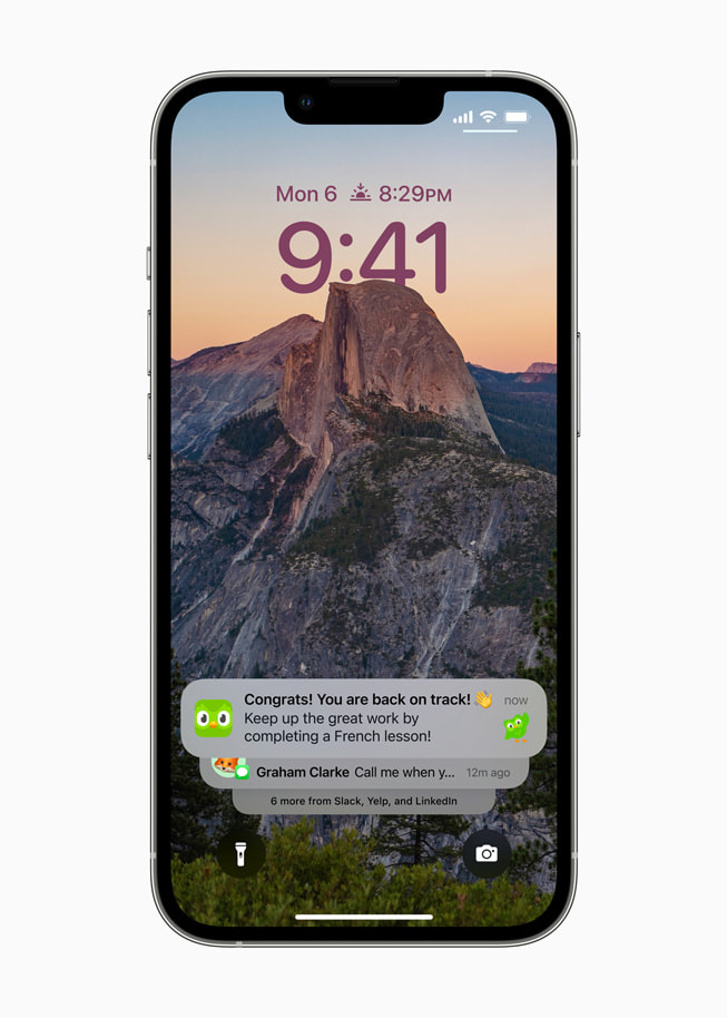 一名用户安装了 iOS 16 的 iPhone 上显示着经过重新设计后从屏幕下方弹出的通知。