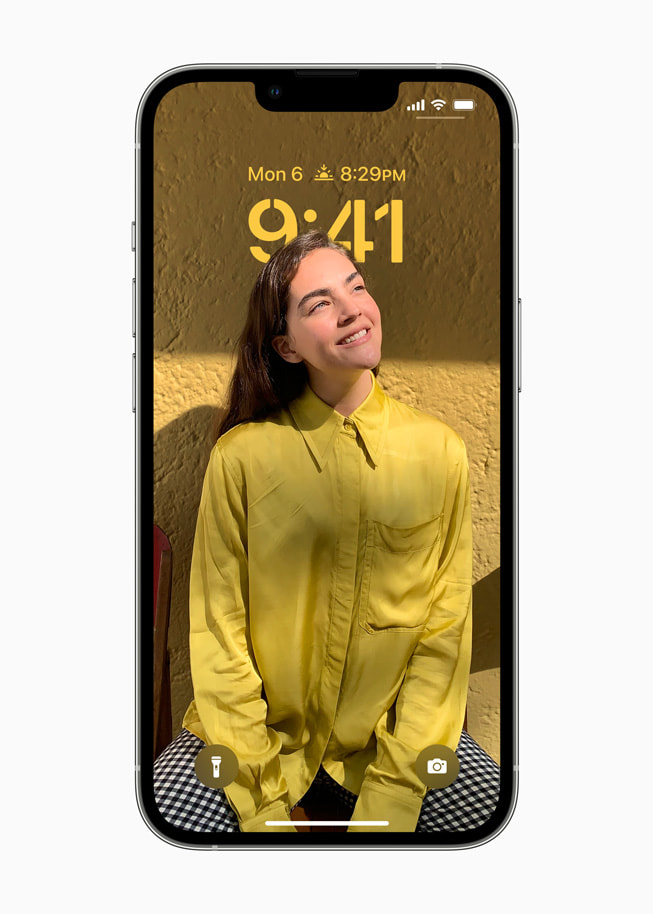iOS 16 中经过个性化设置的锁定屏幕画面上显示着一名女士和一名小女孩的合照特写。