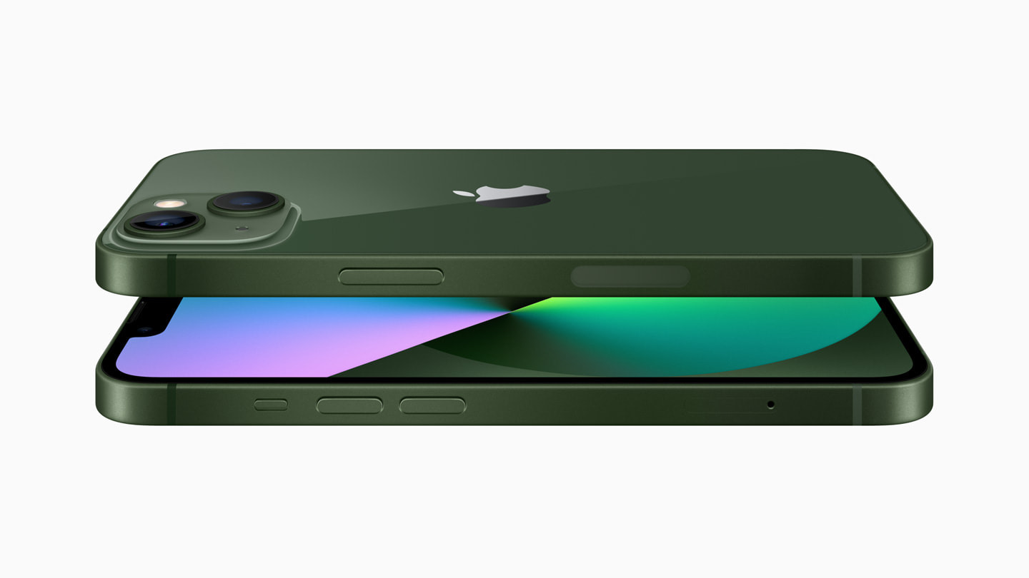 配备精密打磨的玻璃背板和超瓷晶面板的全新绿色 iPhone 13 特写。