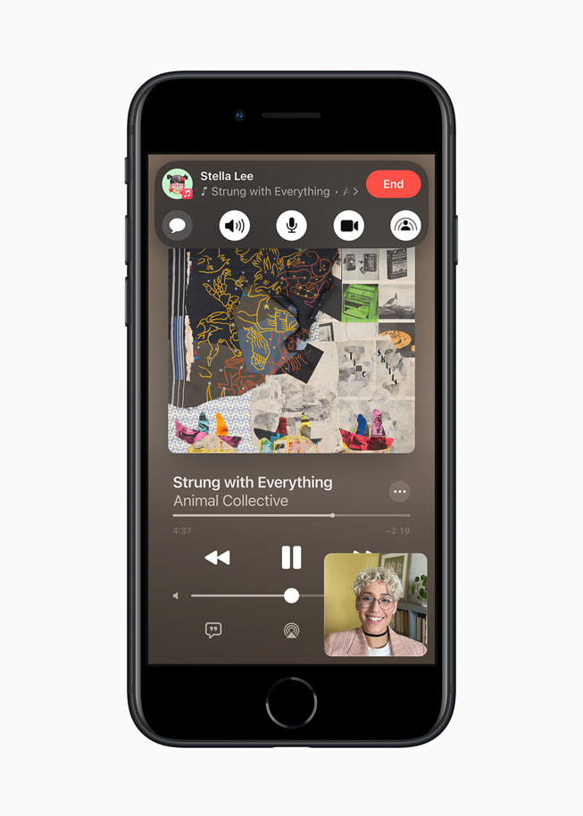 在午夜色的全新 iPhone SE 上使用 iOS 15 的同播共享功能与好友共享音乐。