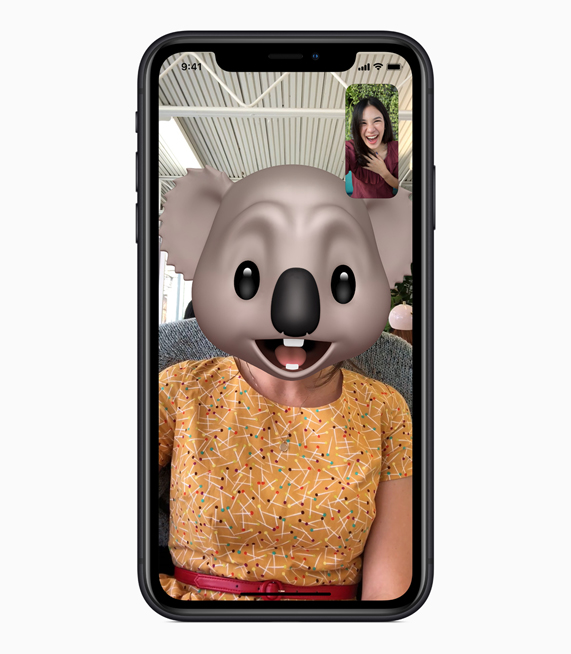 iPhone XR 屏幕上展示拟我表情 FaceTime 通话。