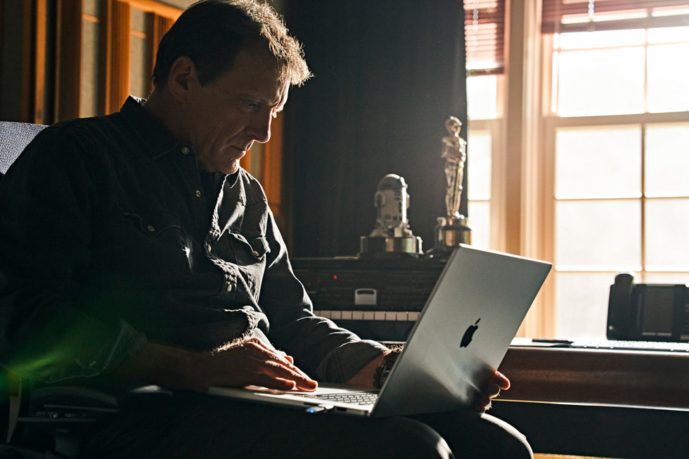 Skywalker Sound 的 Tom Myers 正在使用 MacBook。