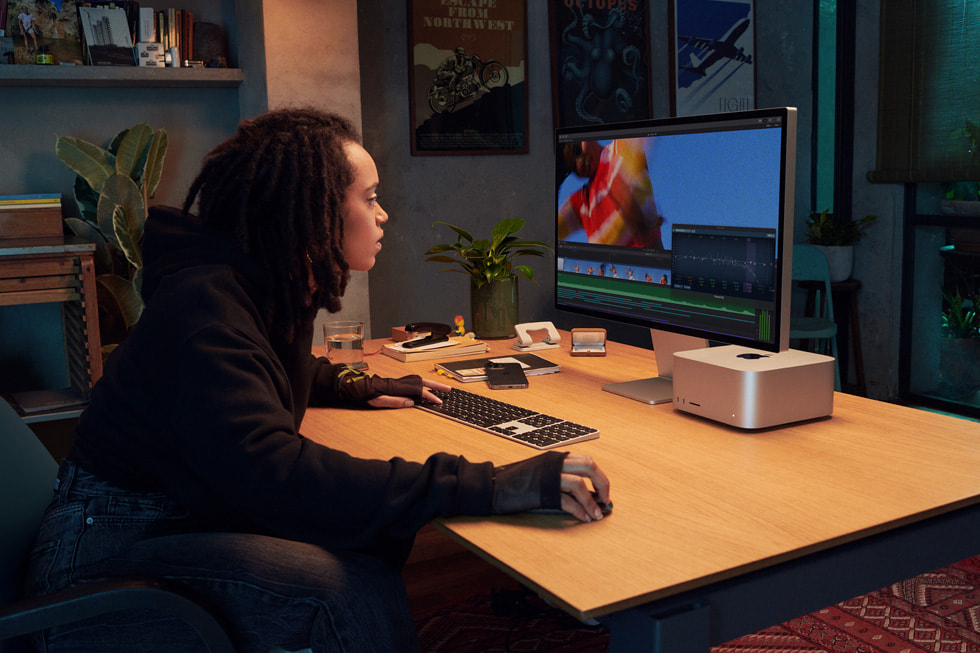 一位专业创意人士正在办公场景下使用 Mac Studio。