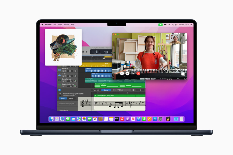 搭载 M2 芯片的新款 MacBook Air 屏幕上正在显示专业工作流。