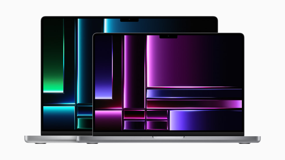 图中展示两台 MacBook Pro 设备。