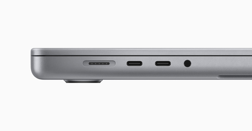 MacBook Pro 的 MagSafe 3、雷雳 4 端口和耳机插孔。