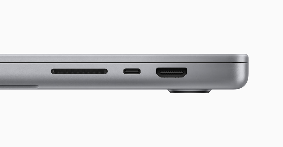 MacBook Pro 的 SDXC 卡槽、雷雳 4 端口和 HDMI 端口。