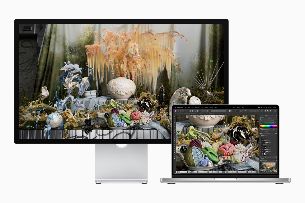 使用 MacBook Pro 和 Studio Display 显示的照片编辑工作流。