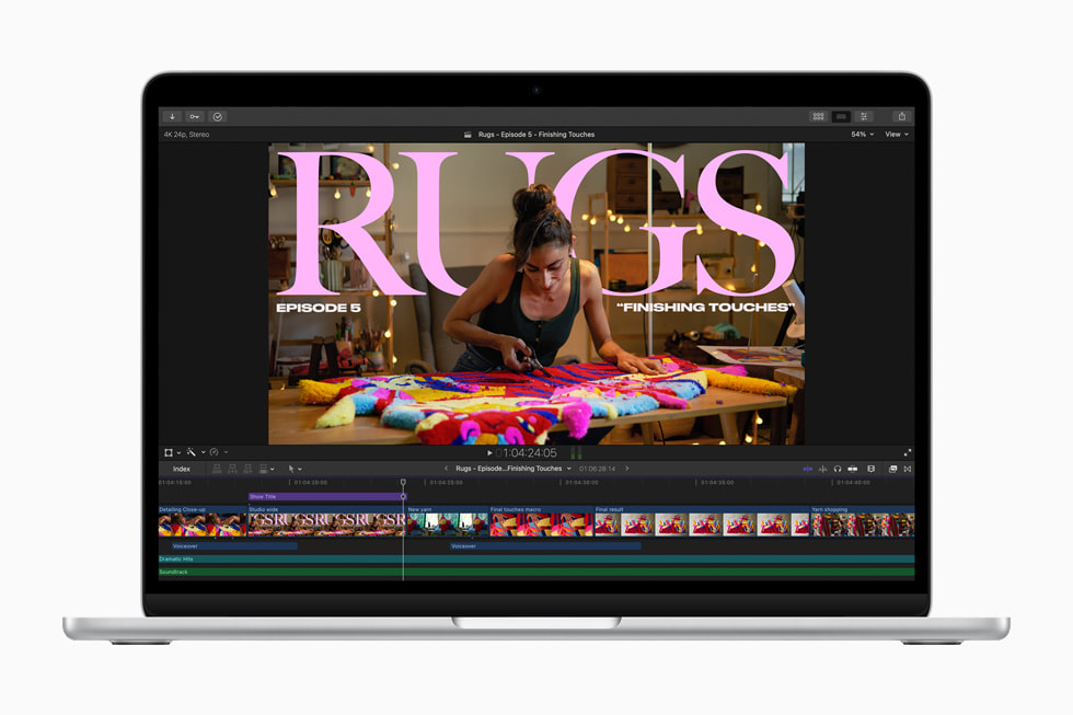 银色 MacBook Air 用 Final Cut Pro 编辑视频。