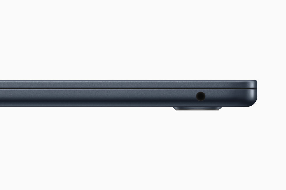 午夜色 MacBook Air 的 3.5 毫米音频插孔特写。