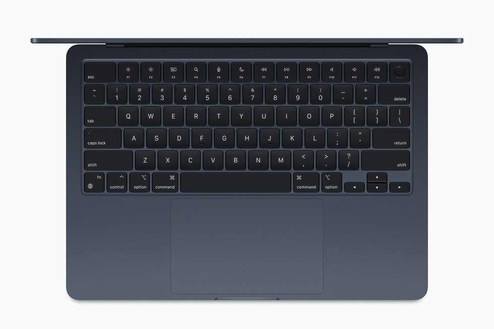 午夜色 MacBook Air 的键盘与力度触控板俯视图。