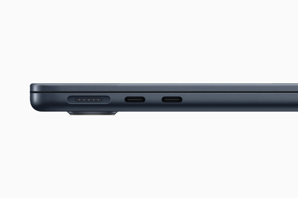 午夜色 MacBook Air 的 MagSafe 端口和 2 个雷雳端口特写。