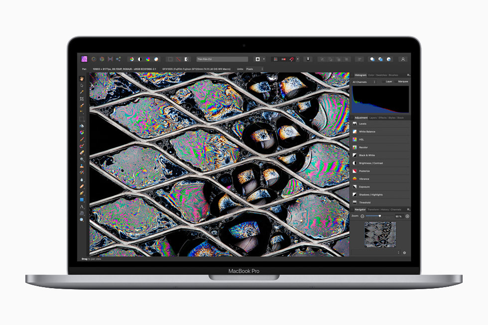 在新版深空灰色 MacBook Pro 上使用 Affinity Photo 处理 RAW 图像。