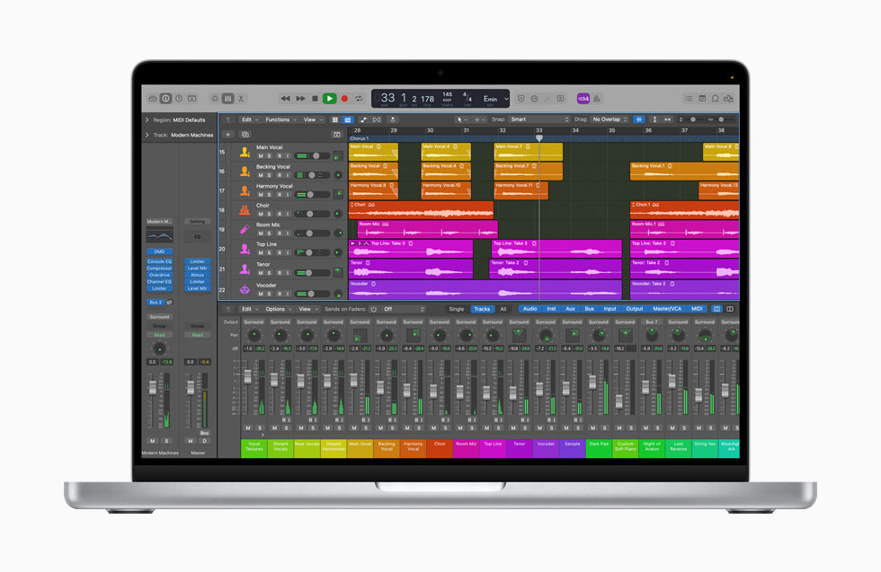 MacBook Pro 屏幕上正在展示音频编辑工作流。