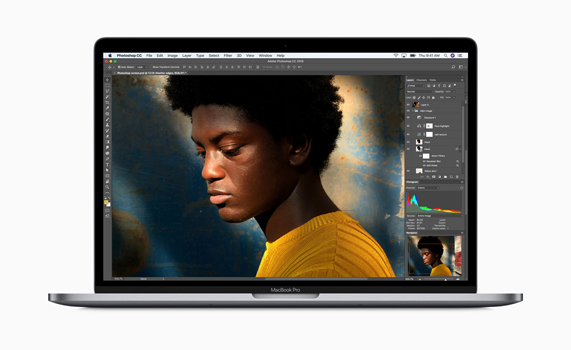 MacBook Pro 显示 Photoshop 的图像编辑屏幕。