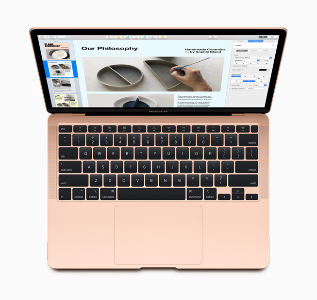 MacBook Air 上配备的全新妙控键盘。