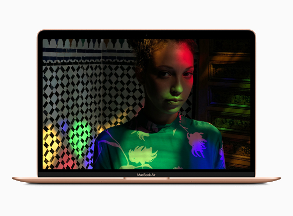 全新 MacBook Air 配备超过四百万像素的视网膜显示屏。