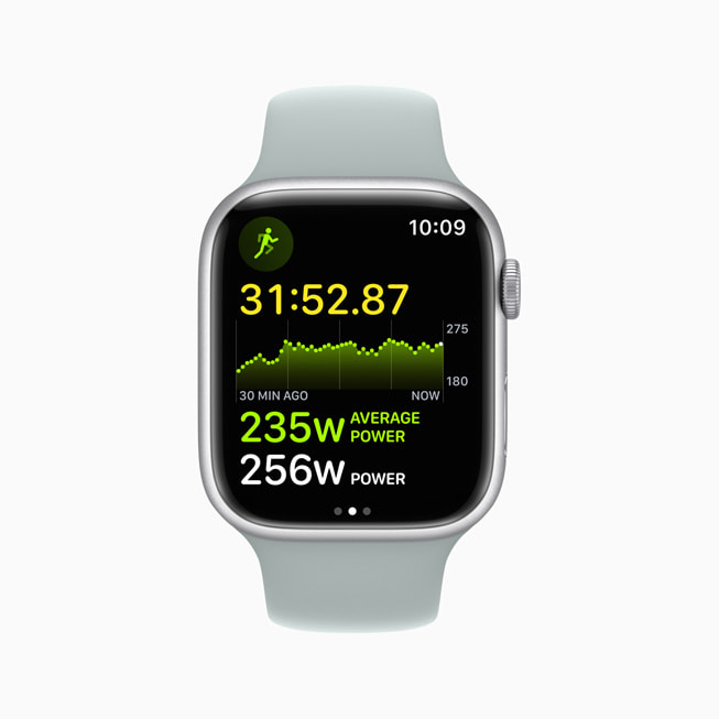 Apple Watch Series 8 显示体能训练 app 中的跑步功率视图.