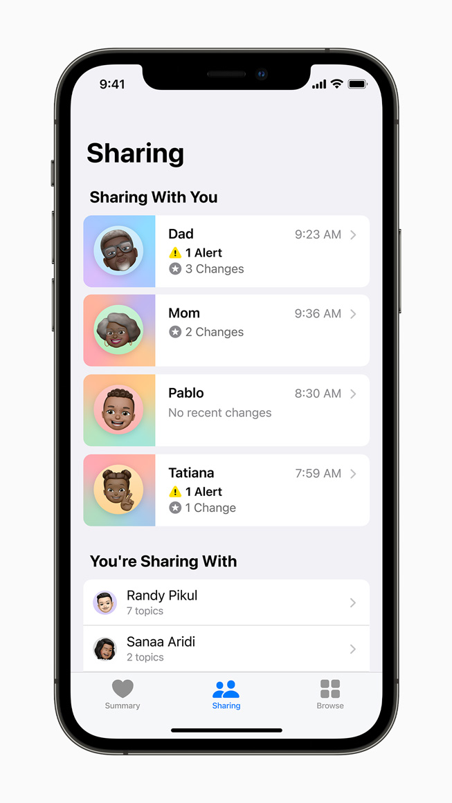 iPhone 12 Pro 上展示健康 app 中的共享功能。