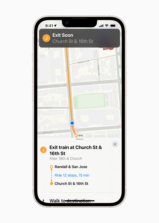 星光色 iPhone 13 上展示 iOS 15 中地图 app 增强的公共交通体验。