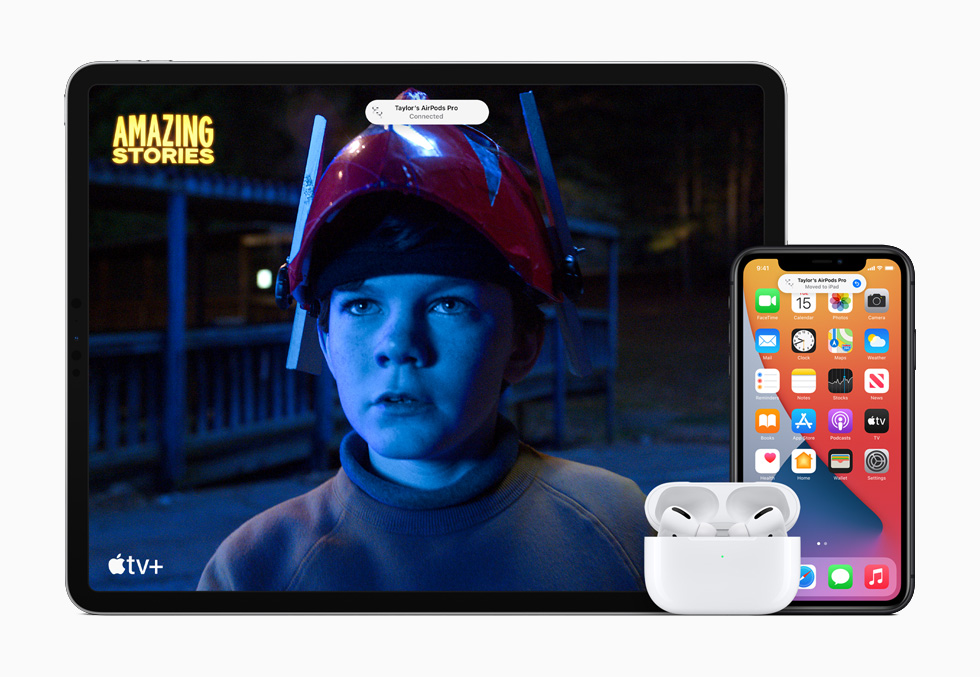 在 iPhone 11 Pro 與 iPad Pro 上顯示 Apple TV+ 的 Apple 原創電視劇《幻海奇談》，配搭 AirPods Pro 欣賞。