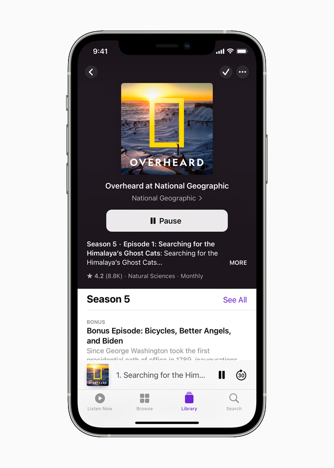 运行 iOS 14.5 的 iPhone 12 Pro 上的播客 app 。