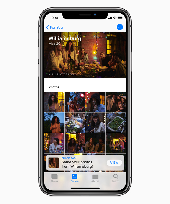 iPhone X 显示照片 app，其中的 Share Back 选项共享来自 Williamsburg 的照片。 