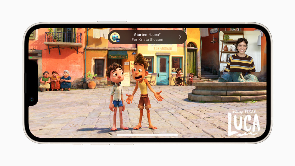 iPhone 13 正在展示 Disney+ 中的同播共享体验。