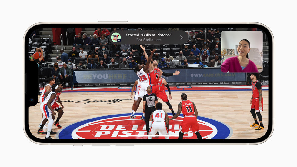 iPhone 13 正在使用 NBA app 进行同播共享。