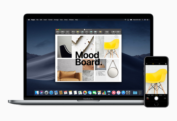 MacBook Pro 上 Keynote 讲演显示的为一张黄色椅子照片，是用旁边的 iPhone 8 所拍摄。