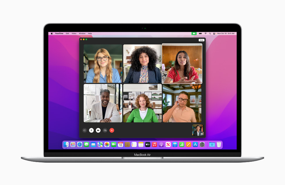 一台装有 macOS Monterey 的 MacBook Pro 上正在进行使用人像模式的 FaceTime 通话。