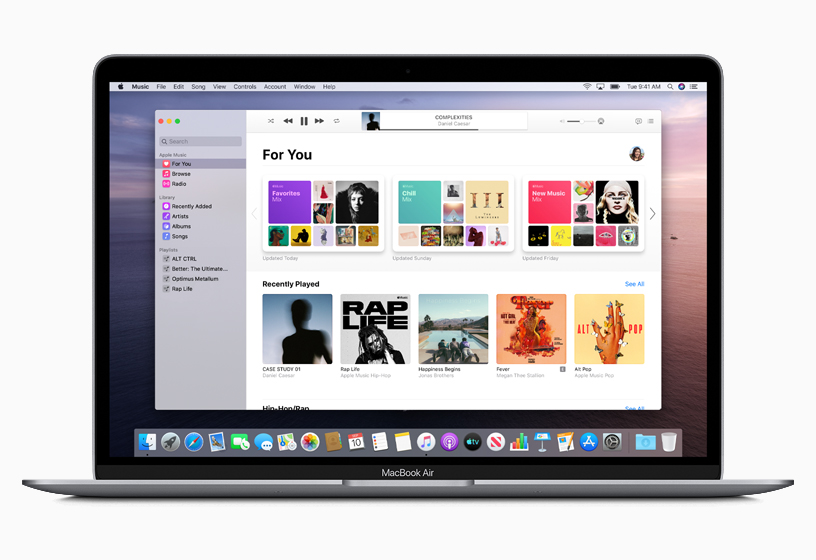 MacBook Air 上显示有 Apple Music。