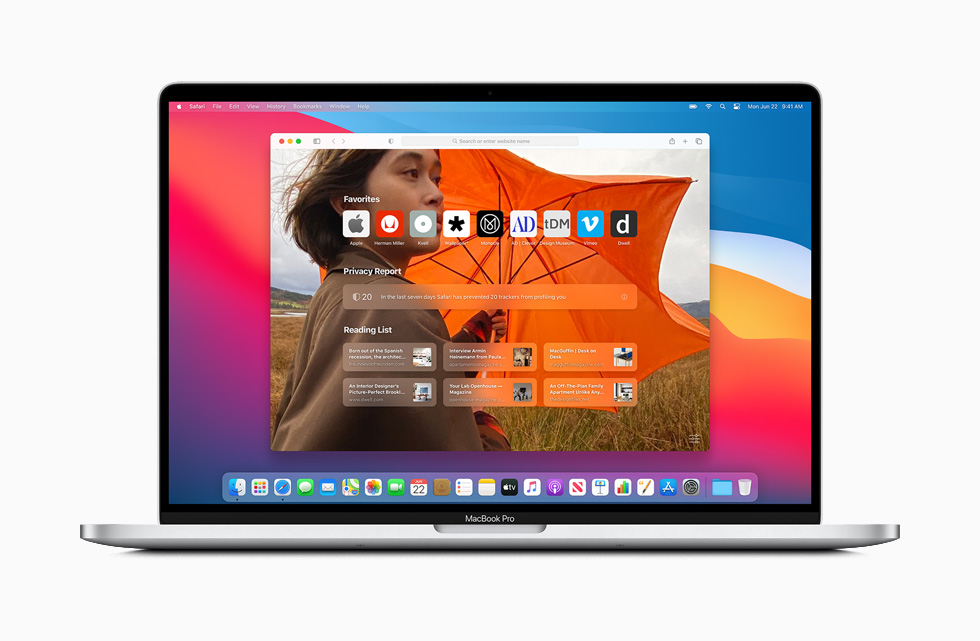 MacBook Pro 上显示 macOS Big Sur 中重新设计的 Safari 浏览器主页。