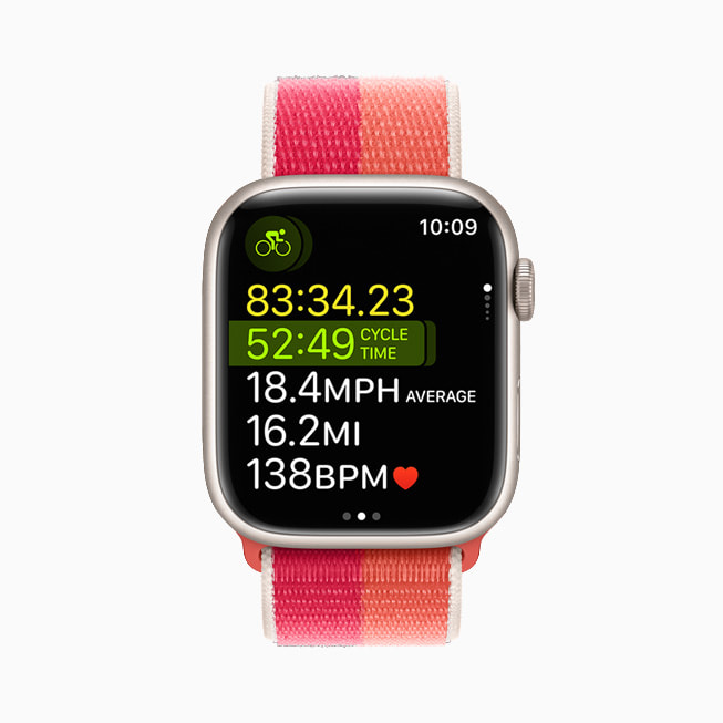 在 Apple Watch Series 7 上展示新的多项目运动体能训练类型中的单车体能训练。