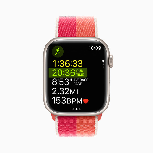 在 Apple Watch Series 7 上展示新的多项目运动体能训练类型中的跑步体能训练。