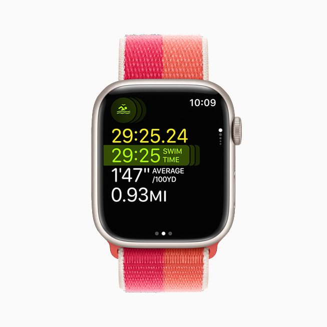 在 Apple Watch Series 7 上展示新的多项目运动体能训练类型中的游泳体能训练。